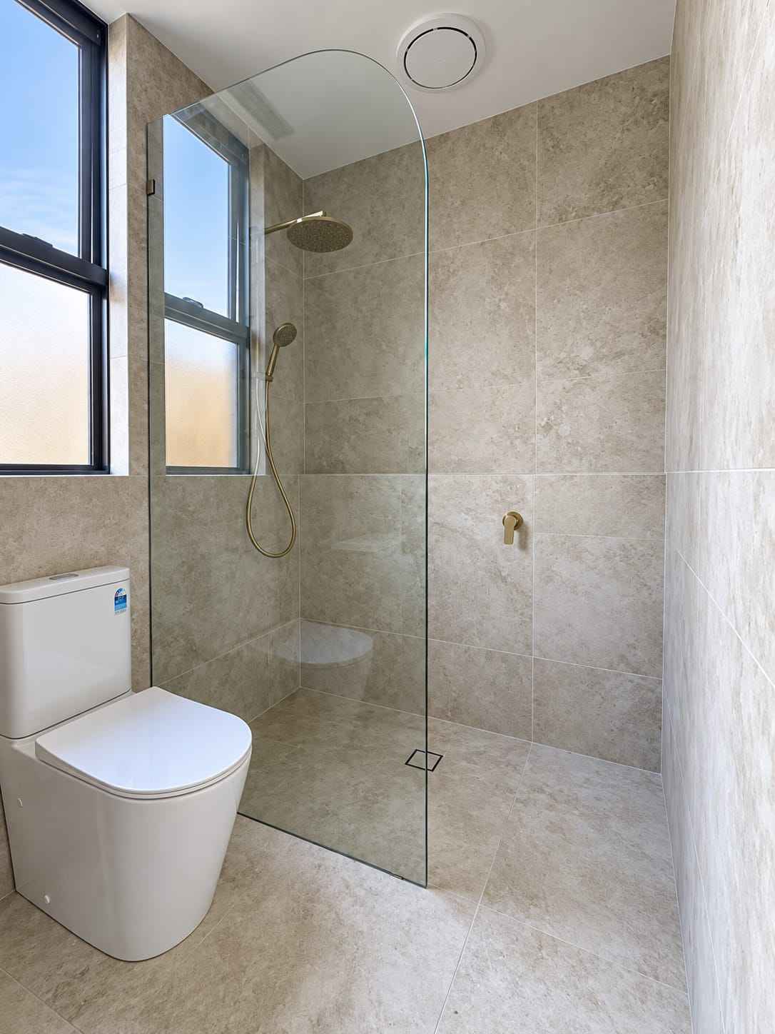 Frameless glass shower screen